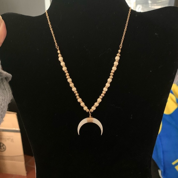 Shell crescent horn necklace & matching earring set. - Picture 2 of 4